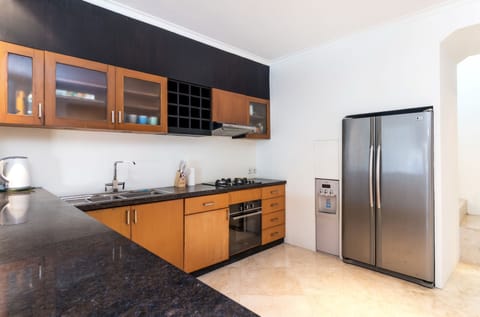 Full-size fridge, oven, stovetop, cookware/dishes/utensils