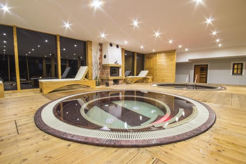 Indoor spa tub