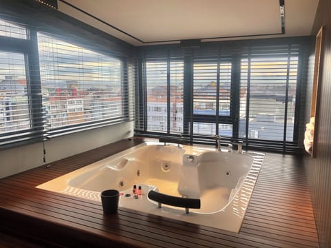 Deluxe Studio Suite, Smoking | Premium bedding, desk, laptop workspace, blackout drapes