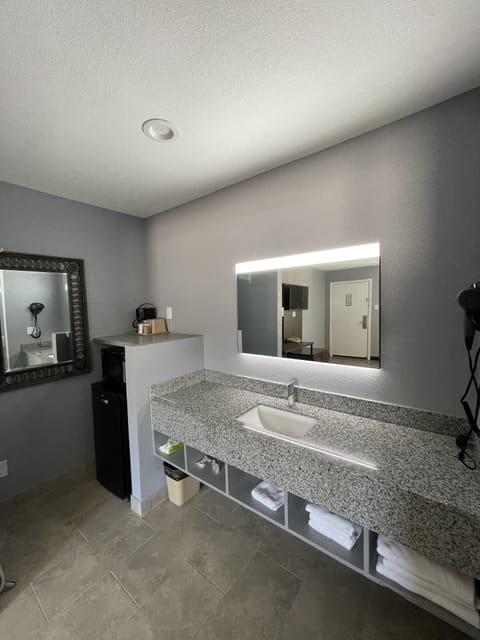 Deluxe Double Room, 2 Double Beds, Non Smoking | Blackout drapes, soundproofing, free WiFi, bed sheets