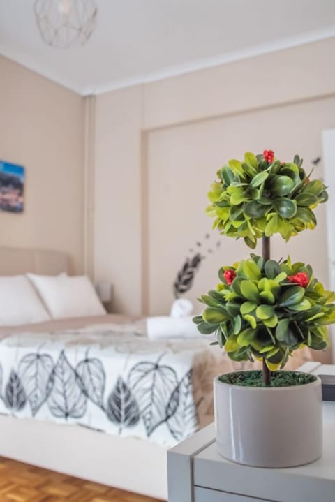 Design Apartment | 1 bedroom, down comforters, pillowtop beds, soundproofing