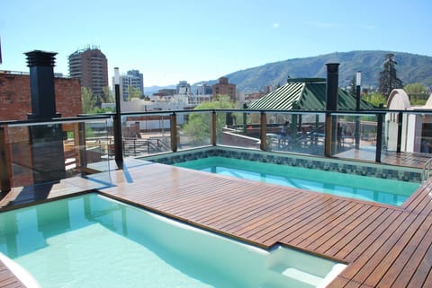 2 outdoor pools, a rooftop pool