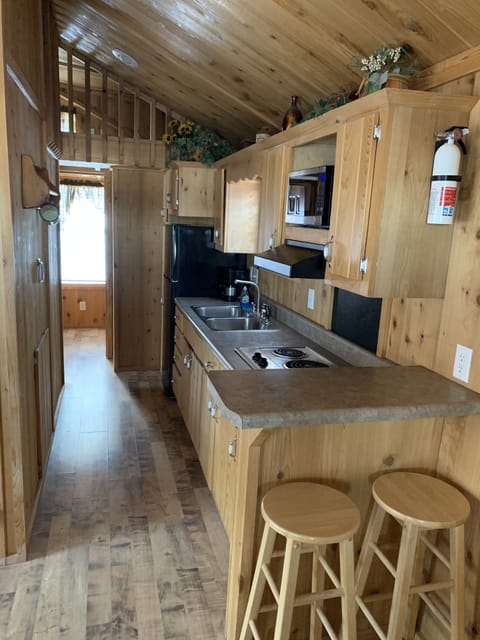 Standard Cabin (5) | Private kitchen | Stovetop, toaster, cookware/dishes/utensils, cleaning supplies