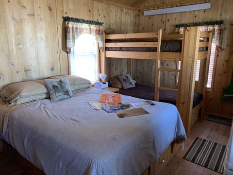 Standard Cabin (6) | Hypo-allergenic bedding, laptop workspace, free WiFi, bed sheets