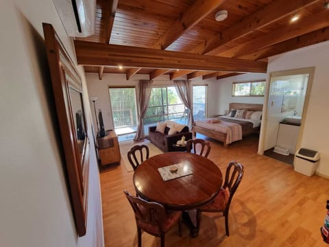 Standard Studio, 1 Queen Bed, Kitchen, Garden View (Wattle Suite) | In-room dining