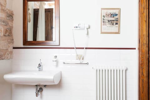 Double Room | Bathroom | Shower, free toiletries, hair dryer, bidet