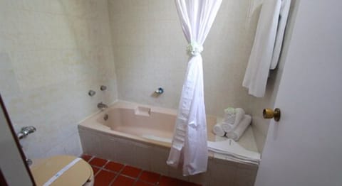 Family Villa, Kitchen | Bathroom | Shower, rainfall showerhead, free toiletries, towels