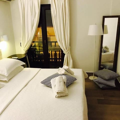 Double Room | In-room safe, iron/ironing board, bed sheets