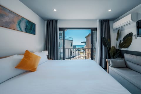 Deluxe Queen Room | Iron/ironing board, WiFi (free), bed sheets