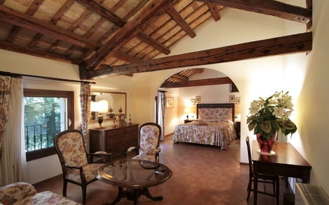 Suite | Premium bedding, down comforters, minibar, in-room safe