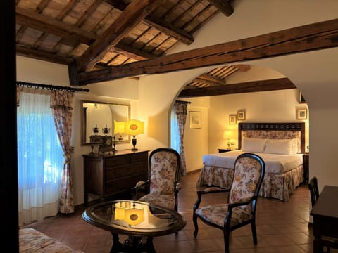 Suite | Premium bedding, down comforters, minibar, in-room safe