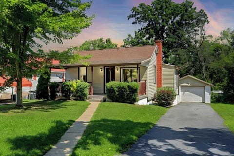 Cozy Pet-Friendly Cottage right off Route 11/15.