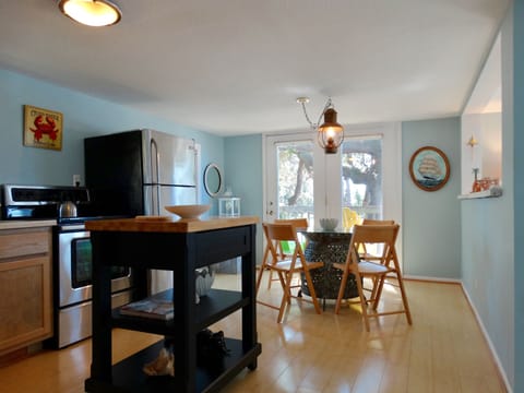 Kitchen/Breakfast Area (table with 4 chairs).  