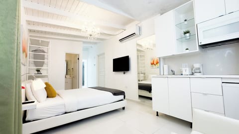 Comfort Suite, 1 Queen Bed | 1 bedroom, minibar, iron/ironing board, WiFi (free)