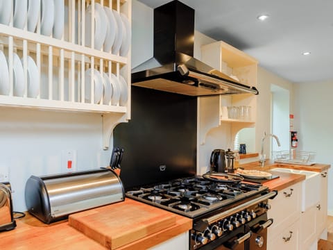 Lovely kitchen area | Coachman&rsquo;s Cottage - Yaxley Manor Cottages, Yaxley near Eye