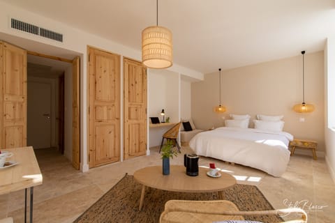 Superior Double Room, Private Bathroom (4 personnes) | Laptop workspace, free WiFi