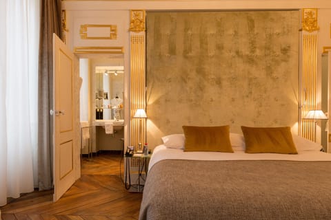 Suite (Cristal) | Premium bedding, minibar, in-room safe, individually decorated