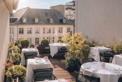 3 restaurants; breakfast, lunch, and dinner served