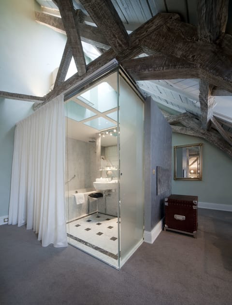 Executive Double Room | Bathroom | Combined shower/tub, designer toiletries, hair dryer, bathrobes