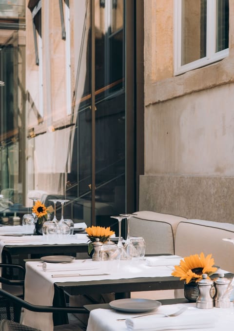 3 restaurants, breakfast served