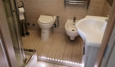 Double Room | Bathroom | Shower, free toiletries, hair dryer, bidet