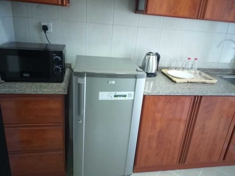 Full-size fridge, cookware/dishes/utensils