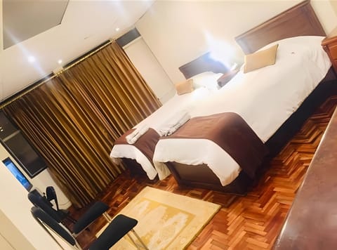 Superior Apartment, 2 Twin Beds, Kitchen | Hypo-allergenic bedding available, down comforters, pillowtop beds