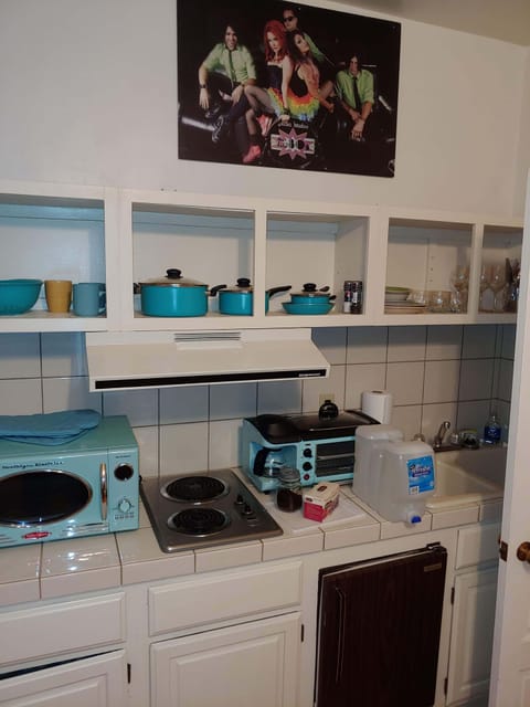 Deluxe Studio Suite | Private kitchenette | Fridge, microwave, coffee/tea maker, cookware/dishes/utensils