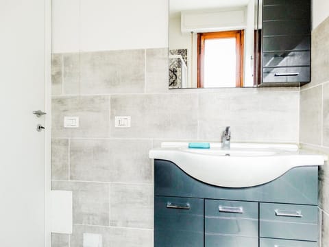Romantic Suite, Ensuite | Bathroom | Shower, rainfall showerhead, free toiletries, hair dryer