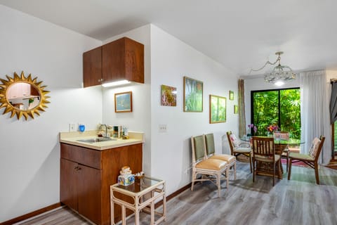 Wet Bar / Dining Area