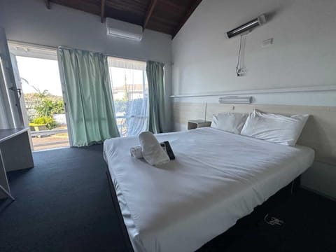 Standard Queen Room  | 1 bedroom, blackout drapes, free WiFi, bed sheets