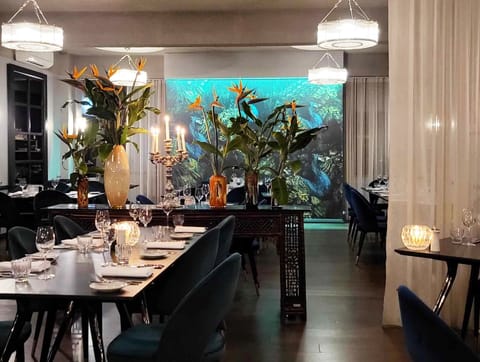 2 restaurants; breakfast, lunch, and dinner served