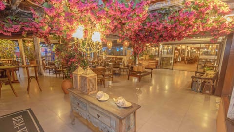 2 restaurants; lunch and dinner served