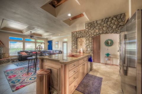 Beautiful kitchen, fully equipped to make delicious meals during your stay