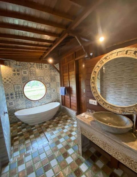 Superior Room (Villa) | Bathroom | Separate tub and shower, deep soaking tub, free toiletries, hair dryer