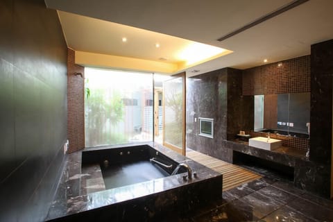 Deluxe Double Room | Bathroom | Free toiletries, hair dryer, slippers, towels