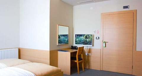 Double Room | Minibar, in-room safe, desk, free cribs/infant beds