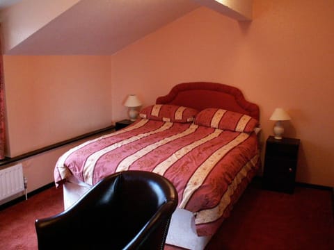 Small Double Room, Ensuite | Desk, iron/ironing board, free WiFi