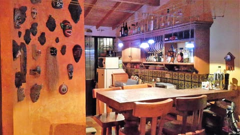 Barra de comedor y la cocina.
