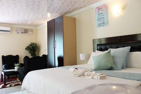 Luxury Suite | Desk, soundproofing, WiFi (free), bed sheets