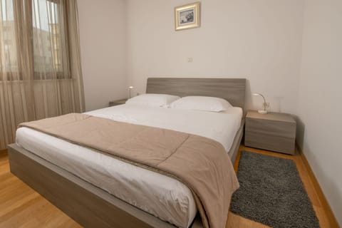 1 bedroom, desk, blackout drapes, free WiFi