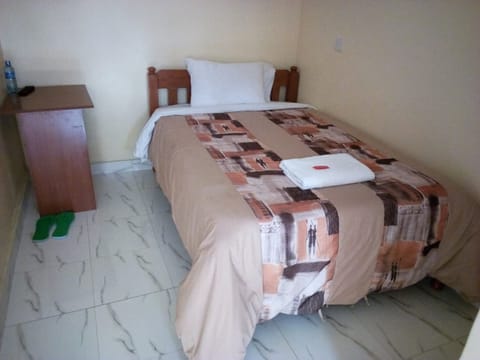 Single Room | Desk, bed sheets