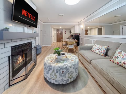 Remodeled 1 br 1 bathroom facing the mountain with great views!