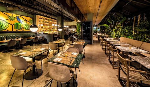 Breakfast and dinner served