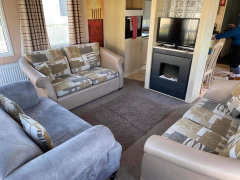 Chalet | Living area | 30-inch TV with digital channels