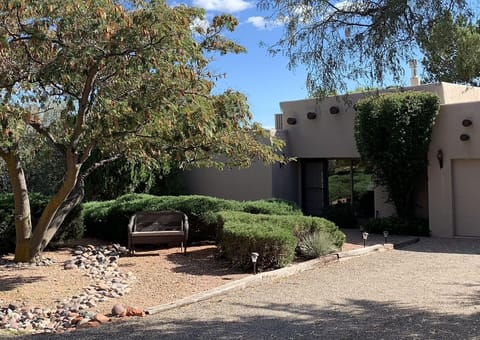 Mi Casa- Acute home nestled  in West Sedona neighborhood.