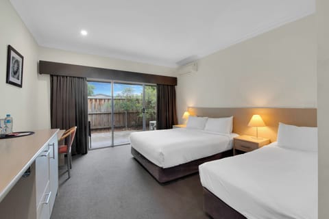 Deluxe Twin Room | In-room safe, blackout drapes, iron/ironing board, WiFi (free)
