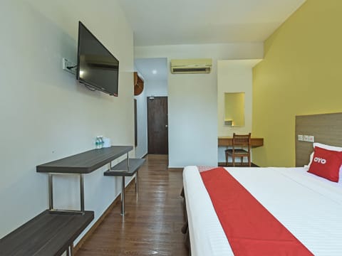 Deluxe Double Room, 1 King Bed | Desk, WiFi (free), bed sheets