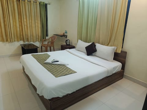 Deluxe Double Room | Down comforters, desk, laptop workspace, free WiFi