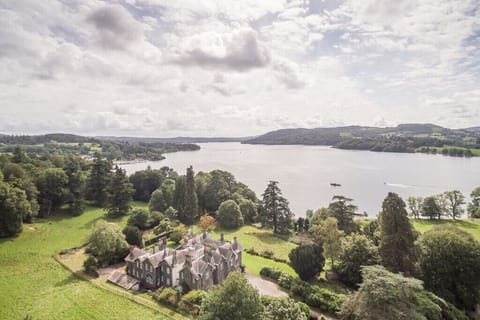 Wansfell Holme luxury accommodation overlooking Lake Windermere and fells
